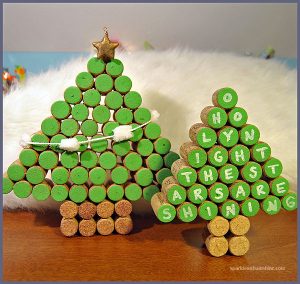 This is such a fun Christmas project...wine cork Christmas trees! Looking for a way to get rid of your wine corks? Check out these easy to make wine cork Christmas trees at Sparkles of Sunshine!
