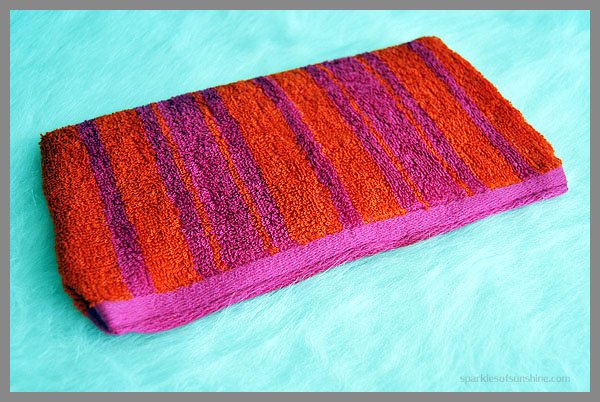 This easy sew rice heating pad would be a perfect handmade gift! All you need is a sewing machine, washcloth and rice.