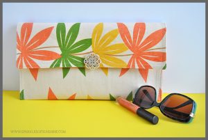 Learn how to make an easy sew clutch from a kitchen placemat at Sparkles of Sunshine!