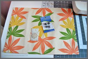 Learn how to make an easy sew clutch from a kitchen placemat at Sparkles of Sunshine!