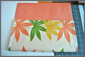 Learn how to make an easy sew clutch from a kitchen placemat at Sparkles of Sunshine!