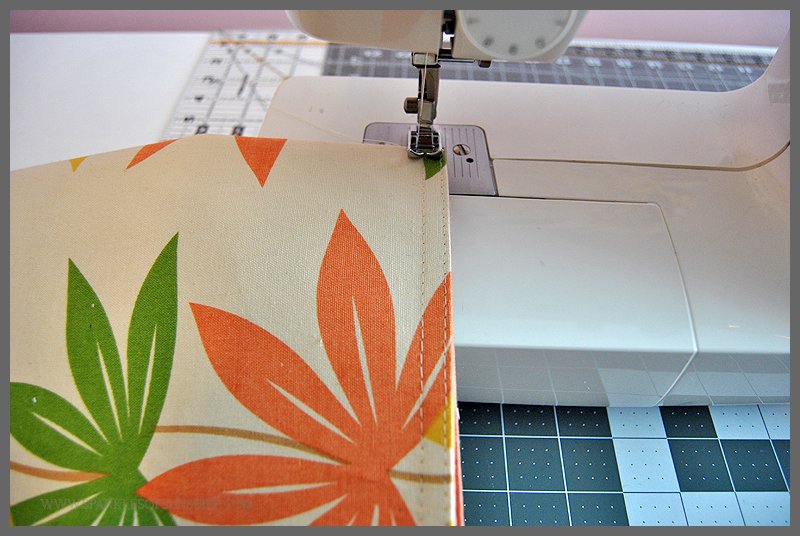 Learn how to make an easy sew clutch from a kitchen placemat at Sparkles of Sunshine!
