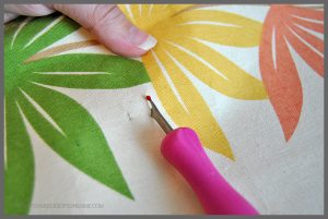 Learn how to make an easy sew clutch from a kitchen placemat at Sparkles of Sunshine!