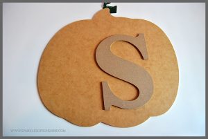 Instead of a wreath, try a hanging door sign this year. Learn how to make this easy monogrammed pumpkin door decor for fall at Sparkles of Sunshine.