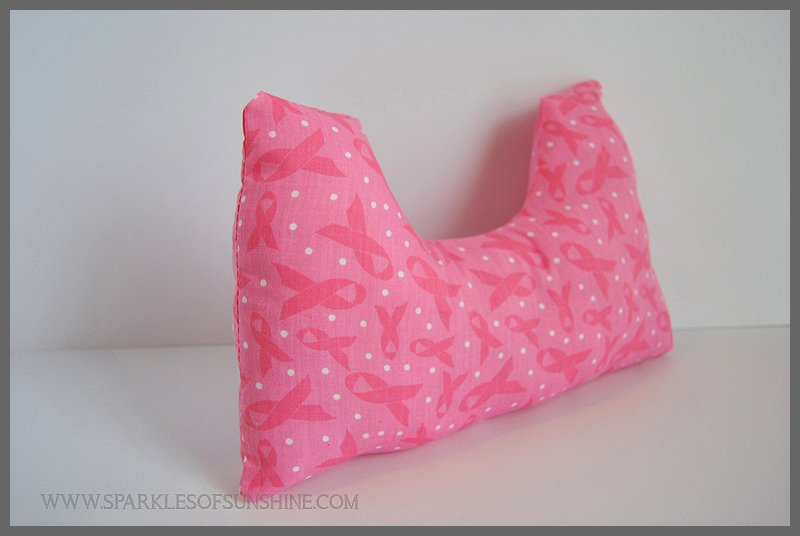 Learn how to make an easy mastectomy comfort pillow for someone in need at Sparkles of Sunshine. Check out all the Pink Ribbon Projects in support of Breast Cancer Awareness Month!