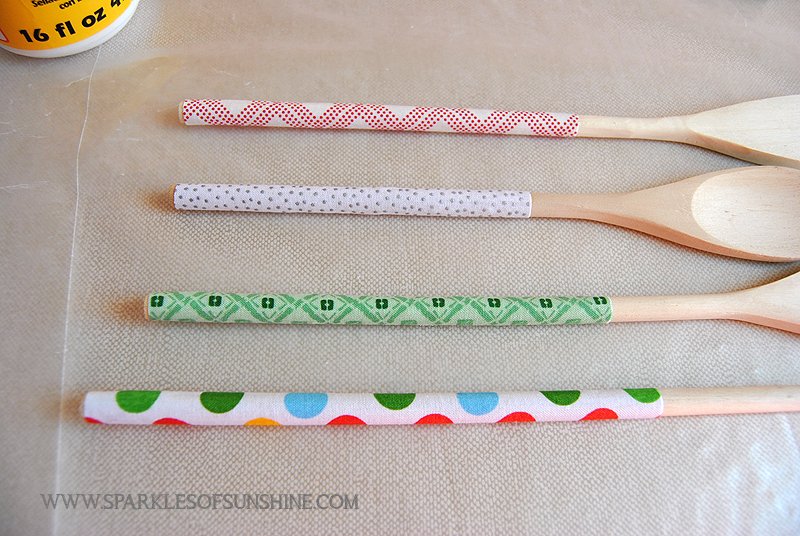 Forget boring spoons, make a statement with this easy gift idea - decorate wooden kitchen utensils. Find out how to make them at Sparkles of Sunshine.