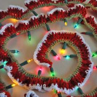 Easy pattern for DIY crochet lighted garland for the holidays.