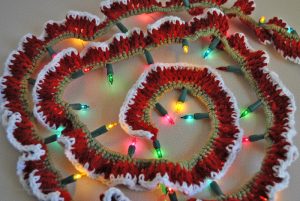 Easy pattern for DIY crochet lighted garland for the holidays.