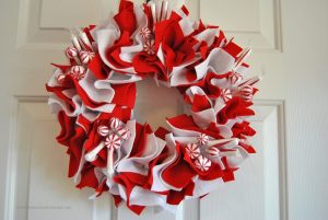 Easy felt holiday peppermint wreath.