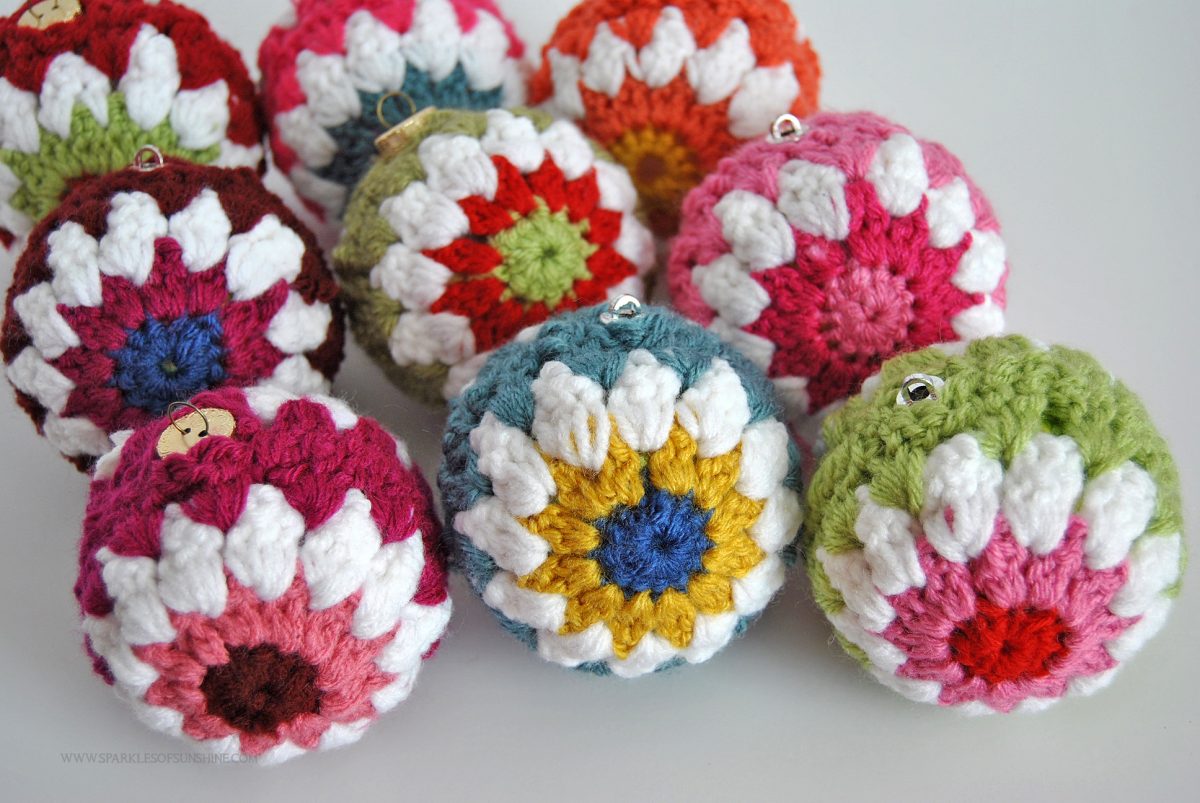 Free pattern for colorful crocheted Christmas ball ornaments.