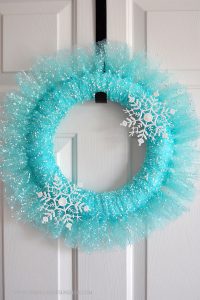 Looking for inspiration for a new wreath? Check out this beautiful Winter Wonderland Wreath from Sparkles of Sunshine.