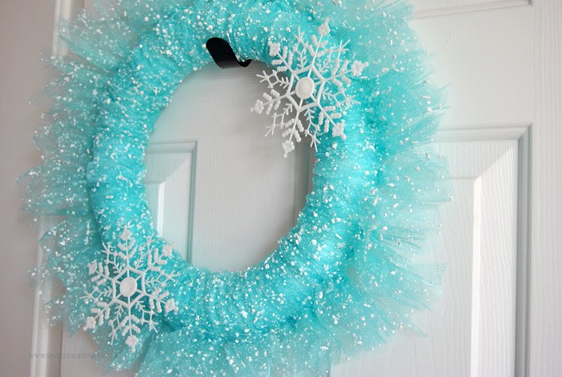Looking for inspiration for a new wreath? Check out this beautiful Winter Wonderland Wreath from Sparkles of Sunshine.