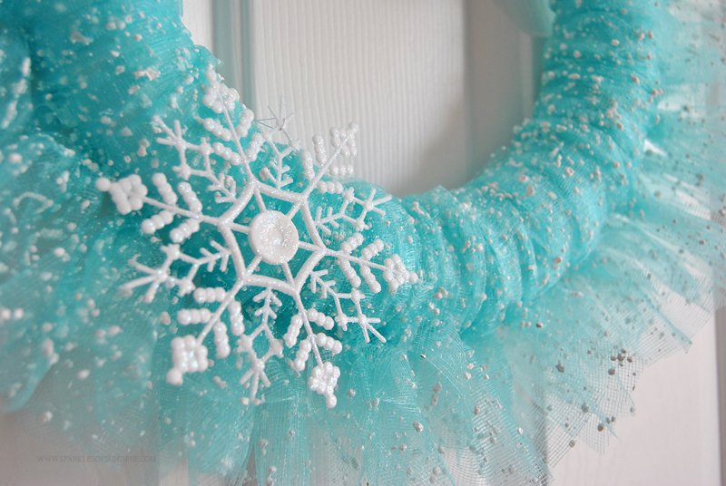 Looking for inspiration for a new wreath? Check out this beautiful Winter Wonderland Wreath from Sparkles of Sunshine.