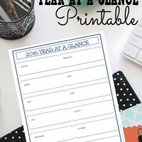 Don't forget upcoming seasons and events for the year with this free printable 2016 Year at a Glance calendar from Sparkles of Sunshine!