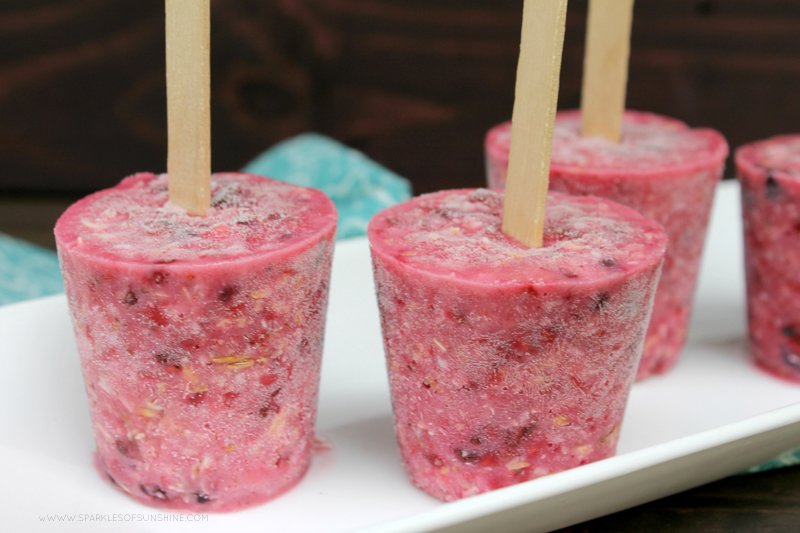 Make breakfast fun this summer with this easy recipe for berry & granola breakfast ice pops!