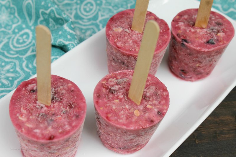 Make breakfast fun this summer with this easy recipe for berry & granola breakfast ice pops!