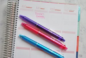 Want to know which pens to use for your weekly and monthly planning? Discover the best pens for planners that won't bleed, smear or dry out.