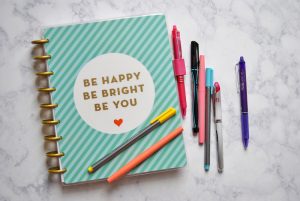 Want to know which pens to use for your weekly and monthly planning? Discover the best pens for planners that won't bleed, smear or dry out.