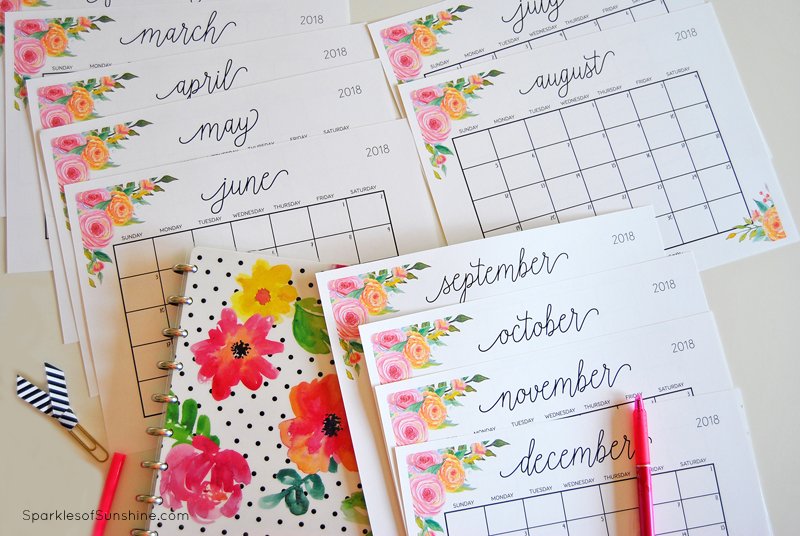 Organize your year with the free printable 2018 monthly calendar with matching weekly planner at Sparkles of Sunshine.