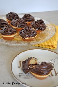 Craving cupcakes but don't want to make two dozen? Check out how easy it is to make a small batch of cupcakes from a box mix!